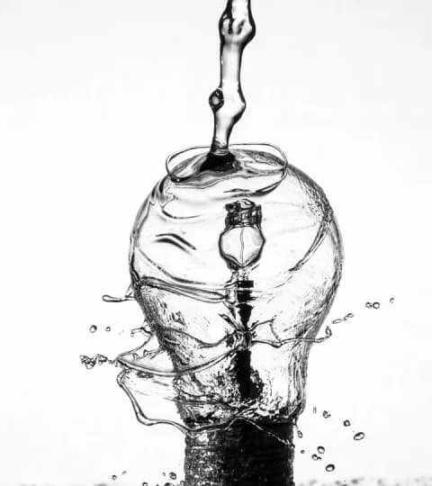 Water splash shaped like a light bulb